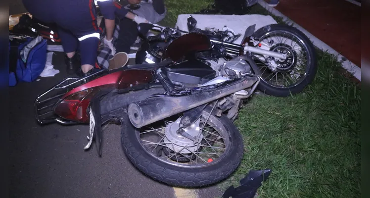 Piloto de motocicleta fica gravemente ferido após colidir contra uma caminhonete, no bairro Oficinas, em Ponta Grossa |