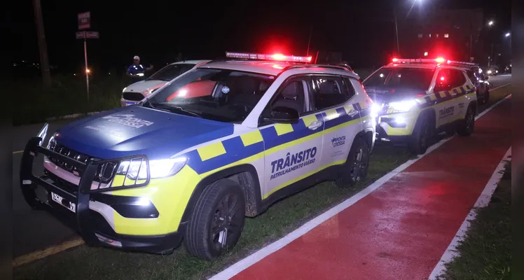 Piloto de motocicleta fica gravemente ferido após colidir contra uma caminhonete, no bairro Oficinas, em Ponta Grossa |