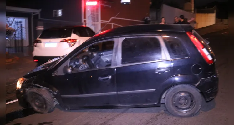 Carro bate em outro veículo, que estava estacionado em rua do bairro Órfãs, em Ponta Grossa |