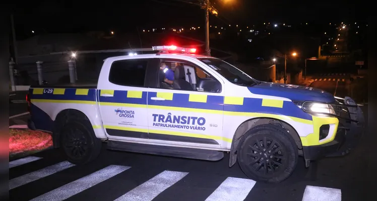 Carro bate em outro veículo, que estava estacionado em rua do bairro Órfãs, em Ponta Grossa |