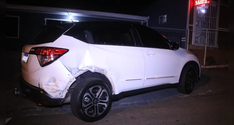 Carro bate em outro veículo, que estava estacionado em rua do bairro Órfãs, em Ponta Grossa |