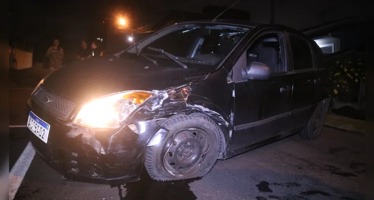 Carro bate em outro veículo, que estava estacionado em rua do bairro Órfãs, em Ponta Grossa |