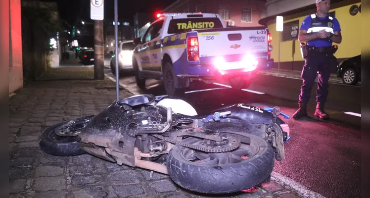 Acidente entre motocicleta e caminhonete é registrado no Centro de Ponta Grossa |