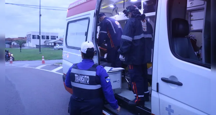 Colisão entre dois carros causa transtornos no trânsito do bairro Neves, deixa mulheres feridas e mobiliza equipes de resgate (11) |