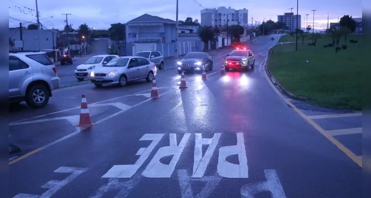 Colisão entre dois carros causa transtornos no trânsito do bairro Neves, deixa mulheres feridas e mobiliza equipes de resgate (11) |