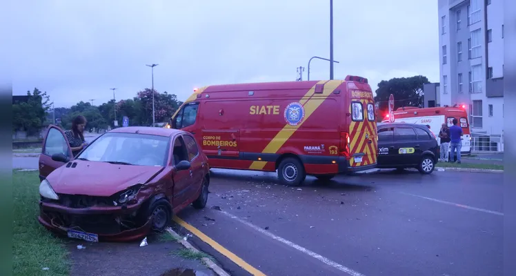 Colisão entre dois carros causa transtornos no trânsito do bairro Neves, deixa mulheres feridas e mobiliza equipes de resgate (11) |