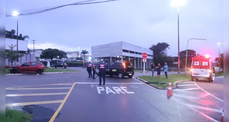 Colisão entre dois carros causa transtornos no trânsito do bairro Neves, deixa mulheres feridas e mobiliza equipes de resgate (11) |