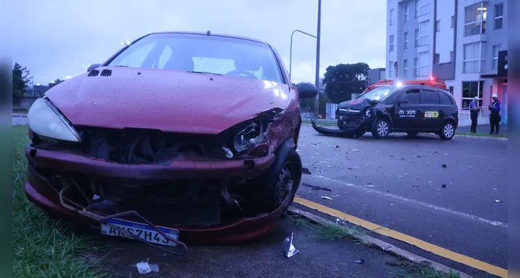 Colisão entre dois carros causa transtornos no trânsito do bairro Neves, deixa mulheres feridas e mobiliza equipes de resgate (11) |