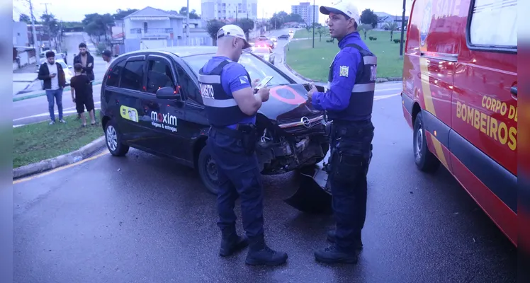 Colisão entre dois carros causa transtornos no trânsito do bairro Neves, deixa mulheres feridas e mobiliza equipes de resgate (11) |