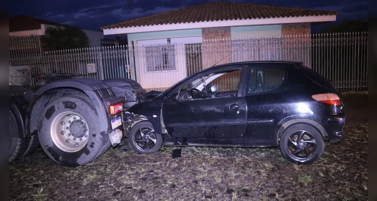 Carro bate em traseira de caminhão estacionado e causa prejuízos ao proprietário. Acidente aconteceu em Uvaranas, na noite deste sábado (11) |