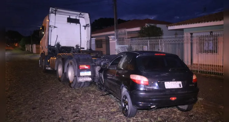 Carro bate em traseira de caminhão estacionado e causa prejuízos ao proprietário. Acidente aconteceu em Uvaranas, na noite deste sábado (11) |