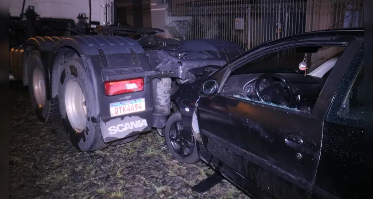 Carro bate em traseira de caminhão estacionado e causa prejuízos ao proprietário. Acidente aconteceu em Uvaranas, na noite deste sábado (11) |