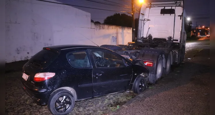 Carro bate em traseira de caminhão estacionado e causa prejuízos ao proprietário. Acidente aconteceu em Uvaranas, na noite deste sábado (11) |