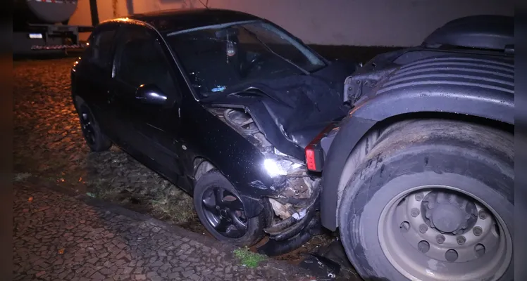 Carro bate em traseira de caminhão estacionado e causa prejuízos ao proprietário. Acidente aconteceu em Uvaranas, na noite deste sábado (11) |