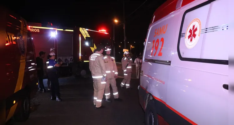 Carro perde o controle, invade casa e deixa homem ferido em Ponta Grossa |