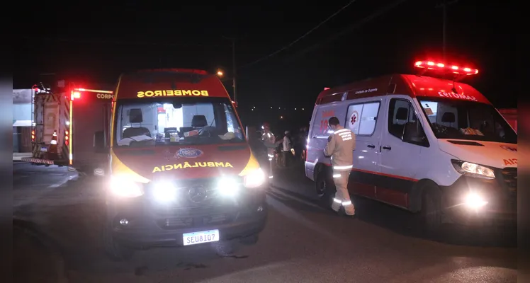 Carro perde o controle, invade casa e deixa homem ferido em Ponta Grossa |