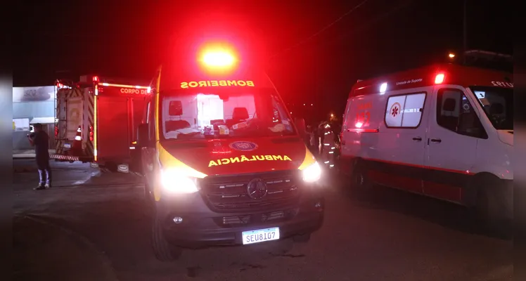 Carro perde o controle, invade casa e deixa homem ferido em Ponta Grossa |