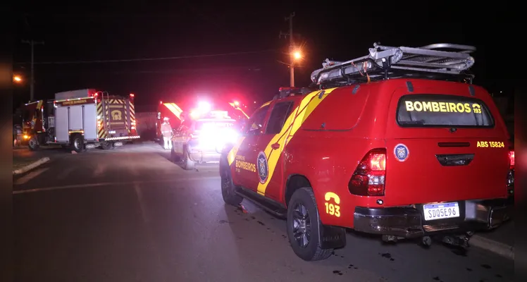 Carro perde o controle, invade casa e deixa homem ferido em Ponta Grossa |