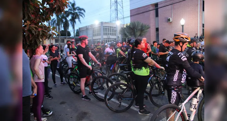 A largada foi dada com os ciclistas, seguidos pelos demais inscritos de diversas faixas etárias.