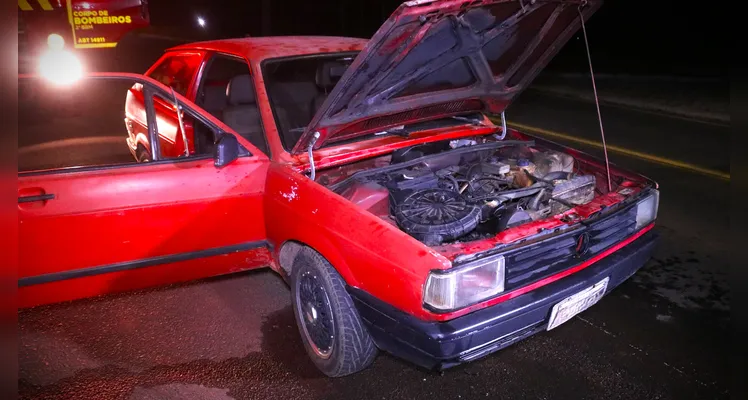 Carro que pegou fogo foi um Gol vermelho.