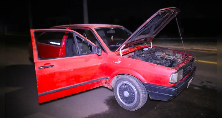 Condutor parou o carro em via pública, antes do incêndio.