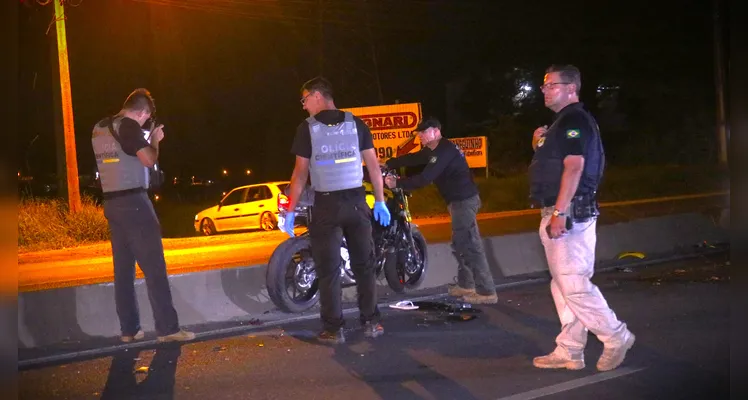 Mulher morre e homem fica gravemente ferido em acidente entre motocicleta e caminhão na 'Souza Naves', em Ponta Grossa, na madrugada deste sábado (15) -