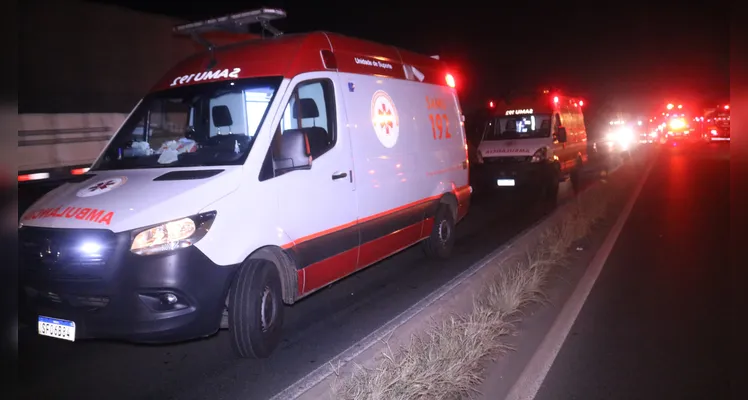 Mulher morre e homem fica gravemente ferido em acidente entre motocicleta e caminhão na 'Souza Naves', em Ponta Grossa, na madrugada deste sábado (15) -