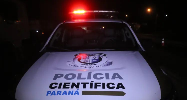 Mulher morre e homem fica gravemente ferido em acidente entre motocicleta e caminhão na 'Souza Naves', em Ponta Grossa, na madrugada deste sábado (15) -