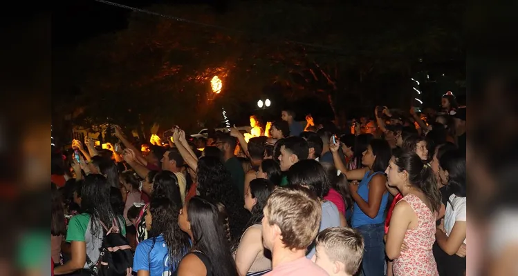 Crianças e adultos se apresentaram, encantando o público presente, que contou com o apoio e a presença de pais e familiares.