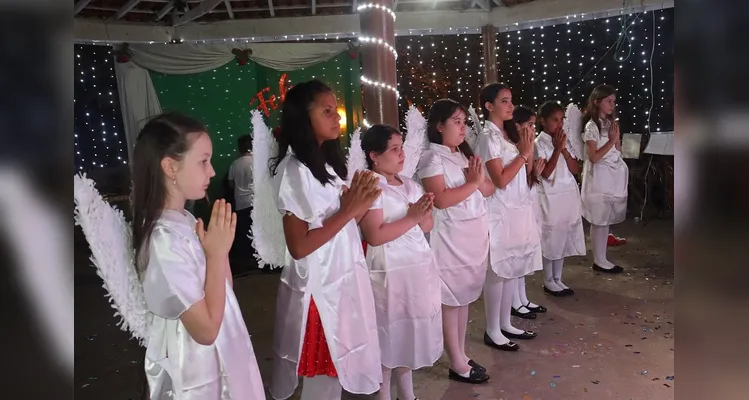 Crianças e adultos se apresentaram, encantando o público presente, que contou com o apoio e a presença de pais e familiares.