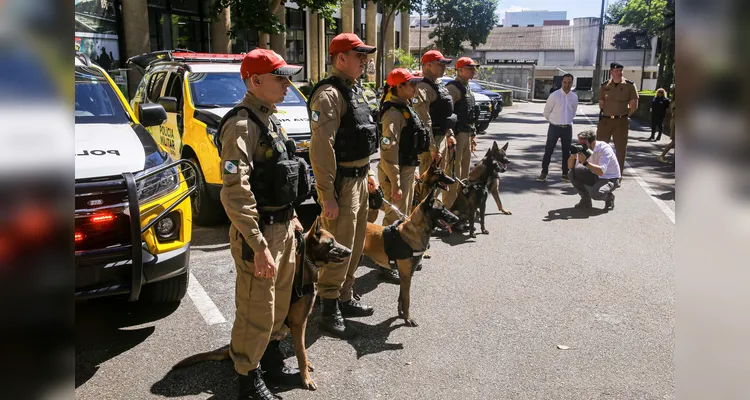 Departamento de Estradas de Rodagem entrega 36 viaturas e 5 cães ao Batalhão de Polícia Rodoviária Estadual |