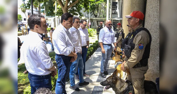 Departamento de Estradas de Rodagem entrega 36 viaturas e 5 cães ao Batalhão de Polícia Rodoviária Estadual |