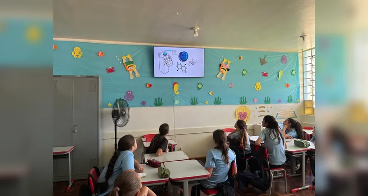 A turma pôde se aprofundar na proposta trabalhada com materiais especiais e uma visita a uma fábrica de papel.