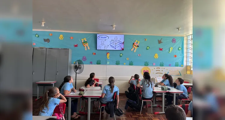 A turma pôde se aprofundar na proposta trabalhada com materiais especiais e uma visita a uma fábrica de papel.