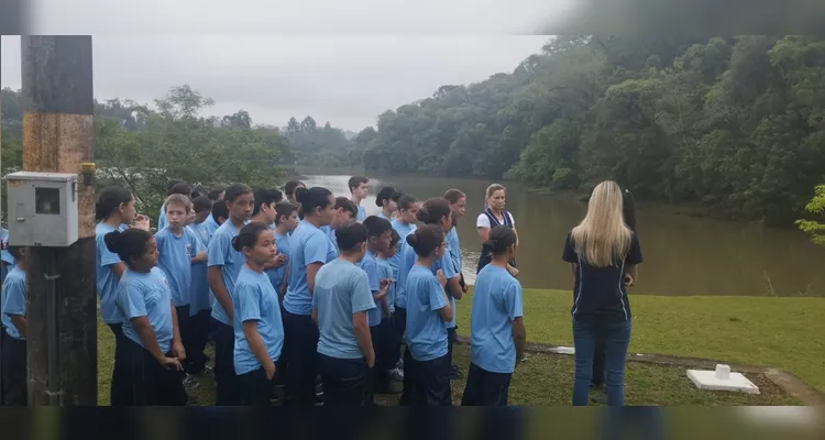 A turma pôde se aprofundar na proposta trabalhada com materiais especiais e uma visita a uma fábrica de papel.