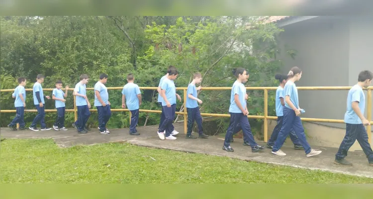 A turma pôde se aprofundar na proposta trabalhada com materiais especiais e uma visita a uma fábrica de papel.