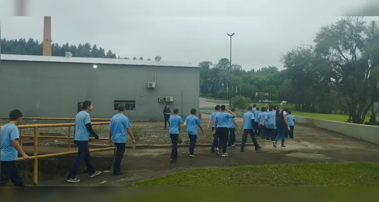 A turma pôde se aprofundar na proposta trabalhada com materiais especiais e uma visita a uma fábrica de papel.