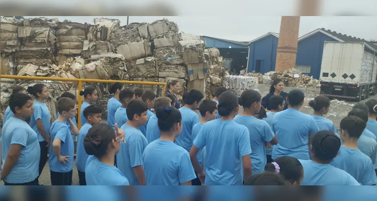 A turma pôde se aprofundar na proposta trabalhada com materiais especiais e uma visita a uma fábrica de papel.