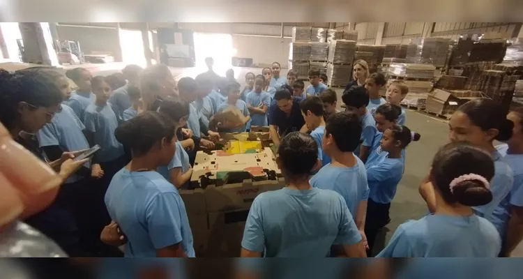 A turma pôde se aprofundar na proposta trabalhada com materiais especiais e uma visita a uma fábrica de papel.