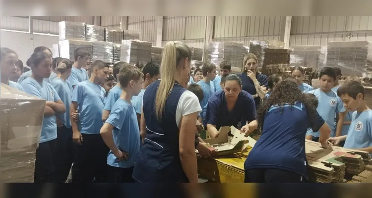 A turma pôde se aprofundar na proposta trabalhada com materiais especiais e uma visita a uma fábrica de papel.