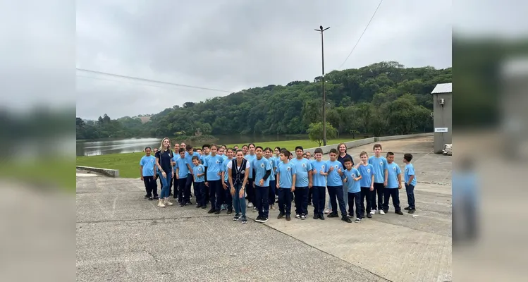 A turma pôde se aprofundar na proposta trabalhada com materiais especiais e uma visita a uma fábrica de papel.