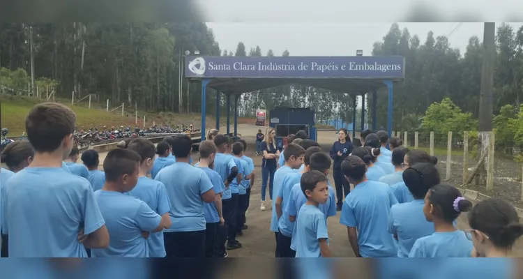 A turma pôde se aprofundar na proposta trabalhada com materiais especiais e uma visita a uma fábrica de papel.