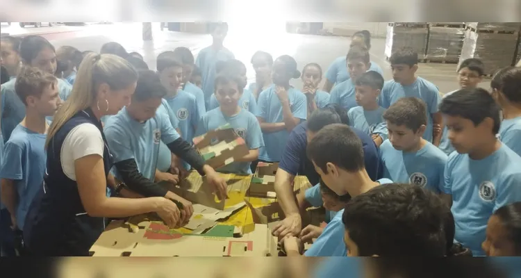 A turma pôde se aprofundar na proposta trabalhada com materiais especiais e uma visita a uma fábrica de papel.