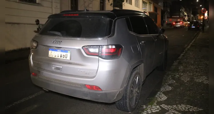 Colisão entre dois carros mobiliza equipes de socorro e do Trânsito, no Centro de Ponta Grossa |