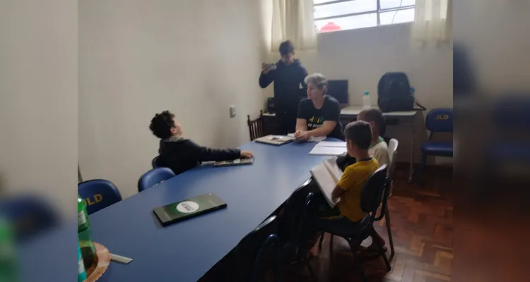 As crianças realizaram uma entrevista especial com uma professora da escola sobre a temática da aula