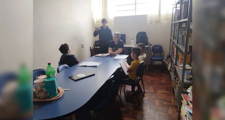 As crianças realizaram uma entrevista especial com uma professora da escola sobre a temática da aula