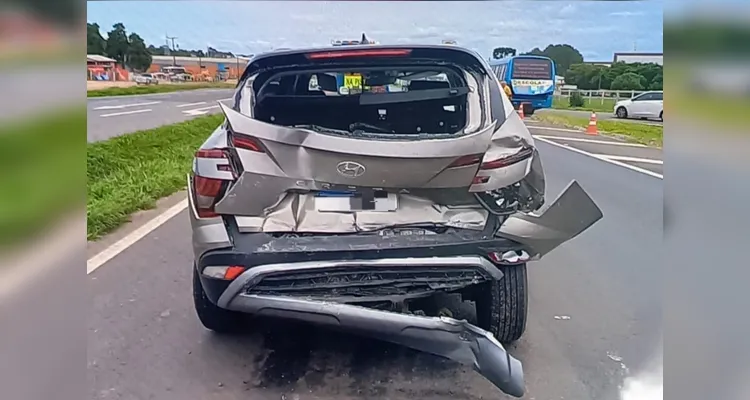 Hyundai Creta teve parte dianteira e traseira danificadas e os ocupantes ficaram feridos |