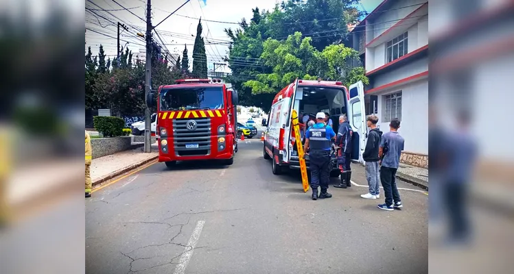 Renault Clio bate em Jeep Renegade, que capota e vai parar 50 metros distante do ponto de colisão |