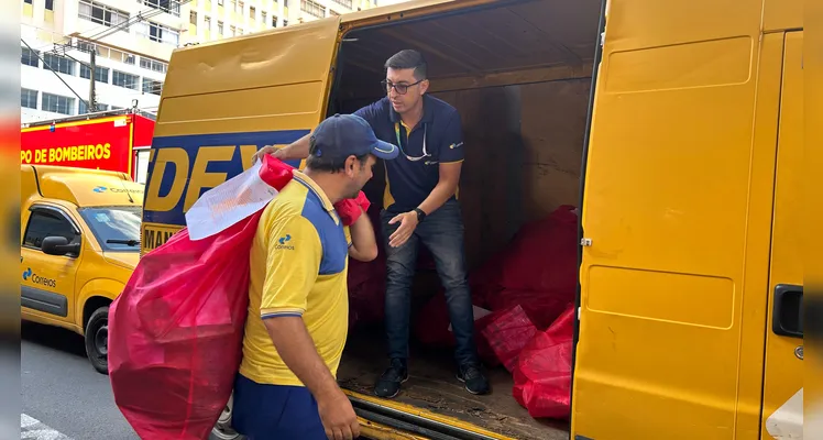 Carreata do 'Papai Noel dos Correios' entrega presentes em PG