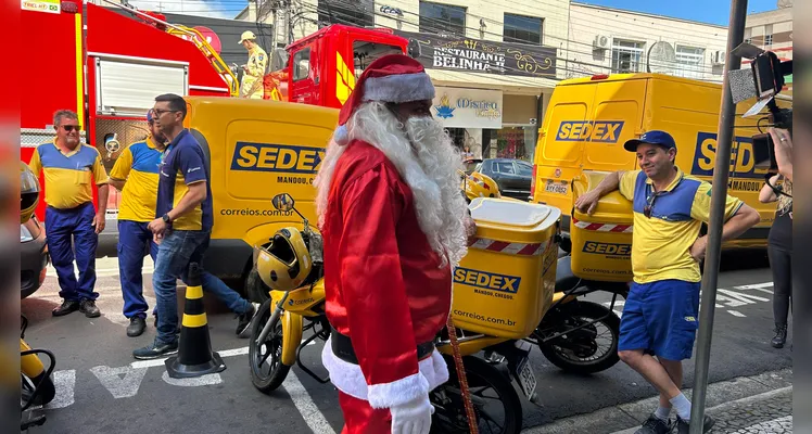 Carreata do 'Papai Noel dos Correios' entrega presentes em PG